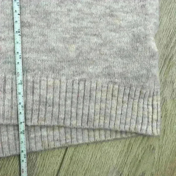 H&M Light Pink V-Neck Sweater Size Small - Picture 8 of 8